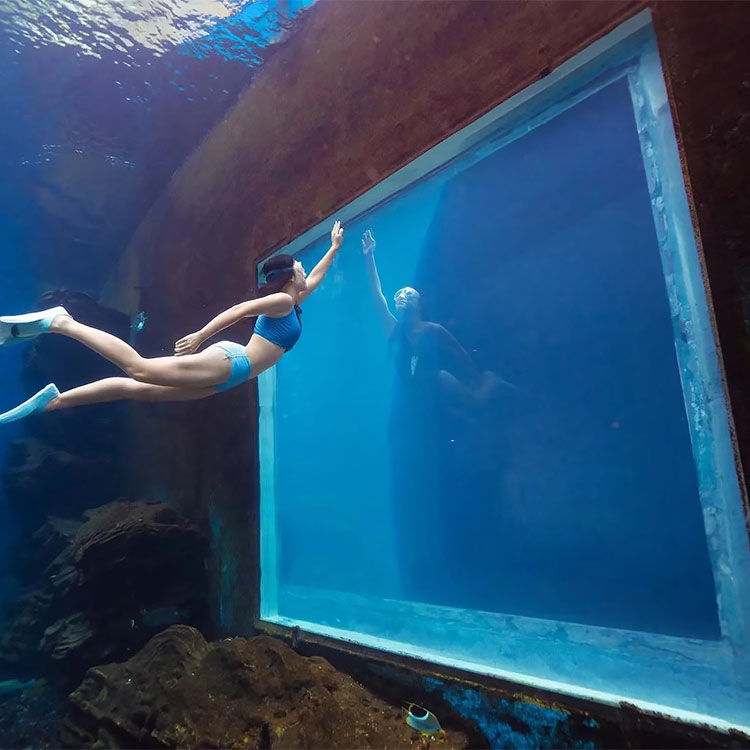 Piscina de buceo bajo el agua