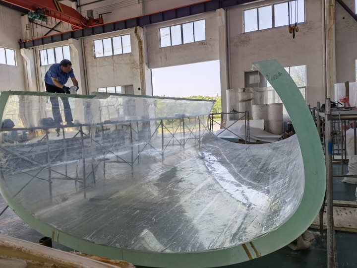 Instalaci&oacute;n de paneles acr&iacute;licos curvos.