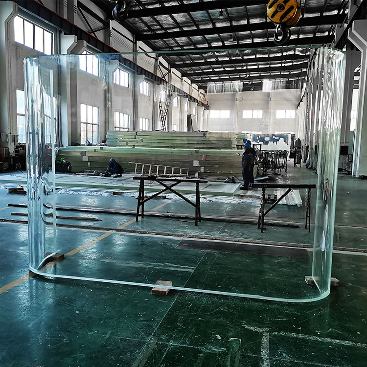Panel acr&iacute;lico en forma de U - f&aacute;brica