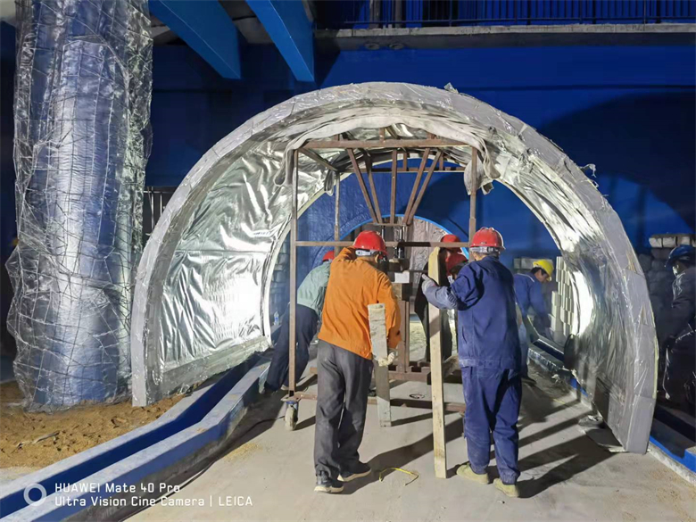 Instalaci&oacute;n de paneles acr&iacute;licos curvos.