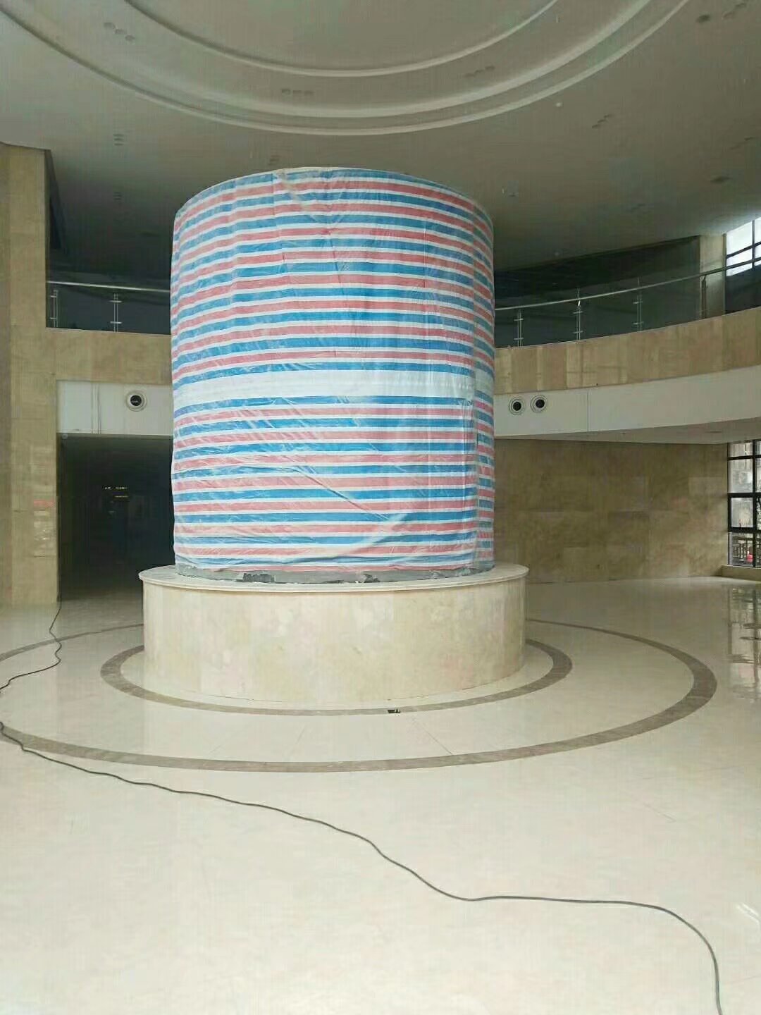 Acuario cil&iacute;ndrico acr&iacute;lico - instalaci&oacute;n