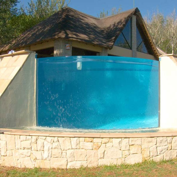 Piscina acr&iacute;lica curva
