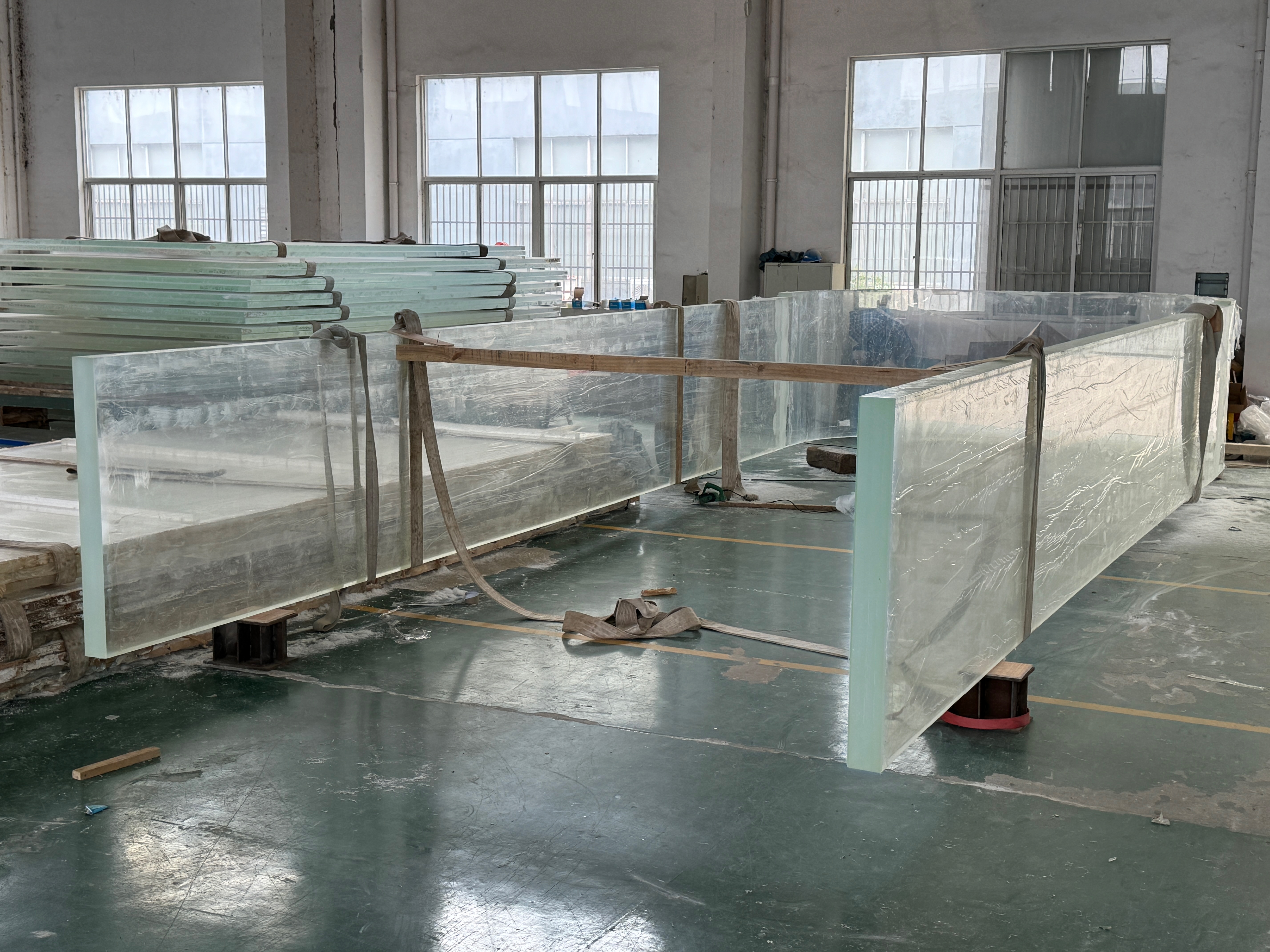 Panel curvo acr&iacute;lico en forma de U - LEYU