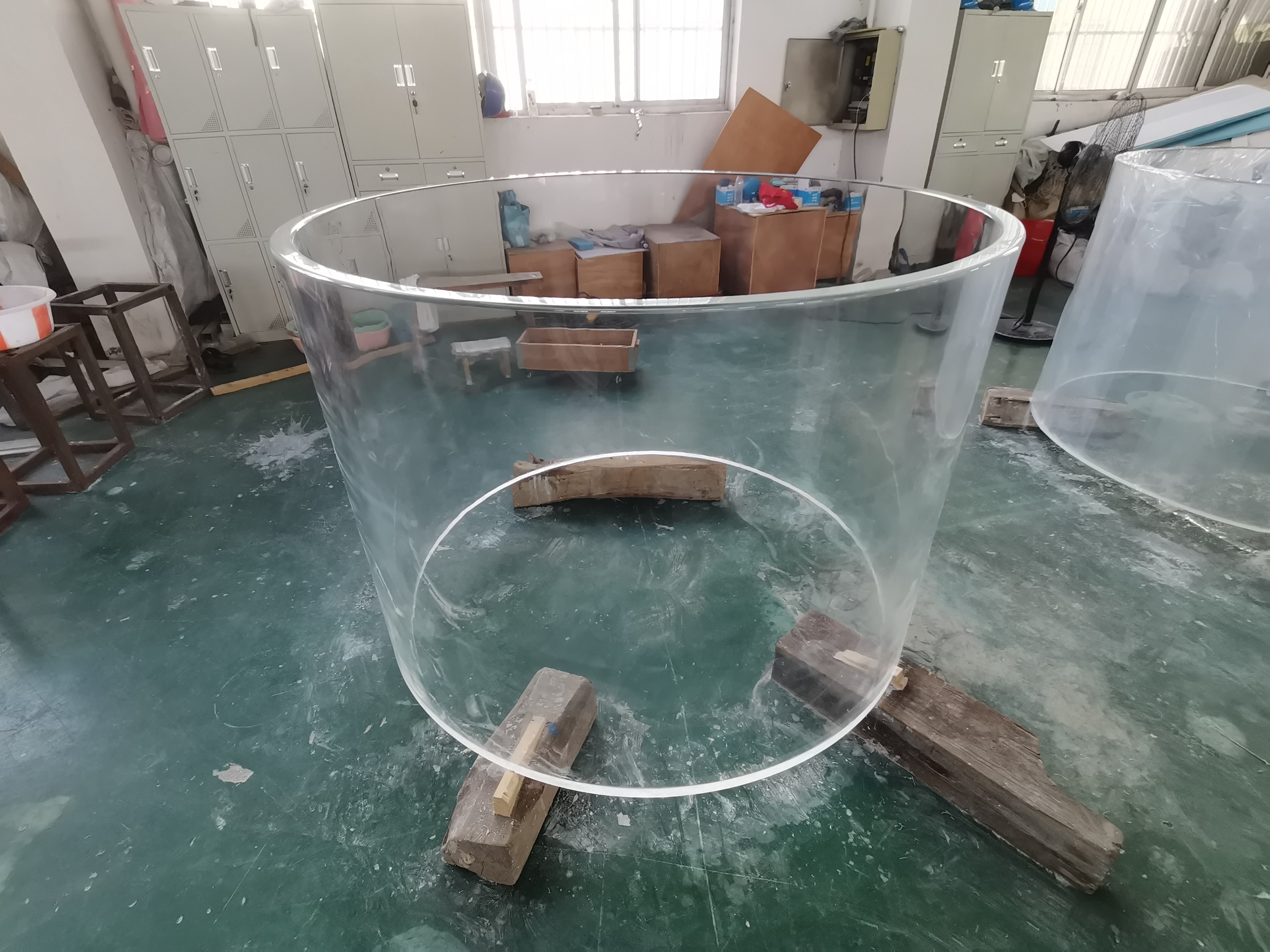 Acuario cil&iacute;ndrico acr&iacute;lico - INSTALACI&Oacute;N LEYU