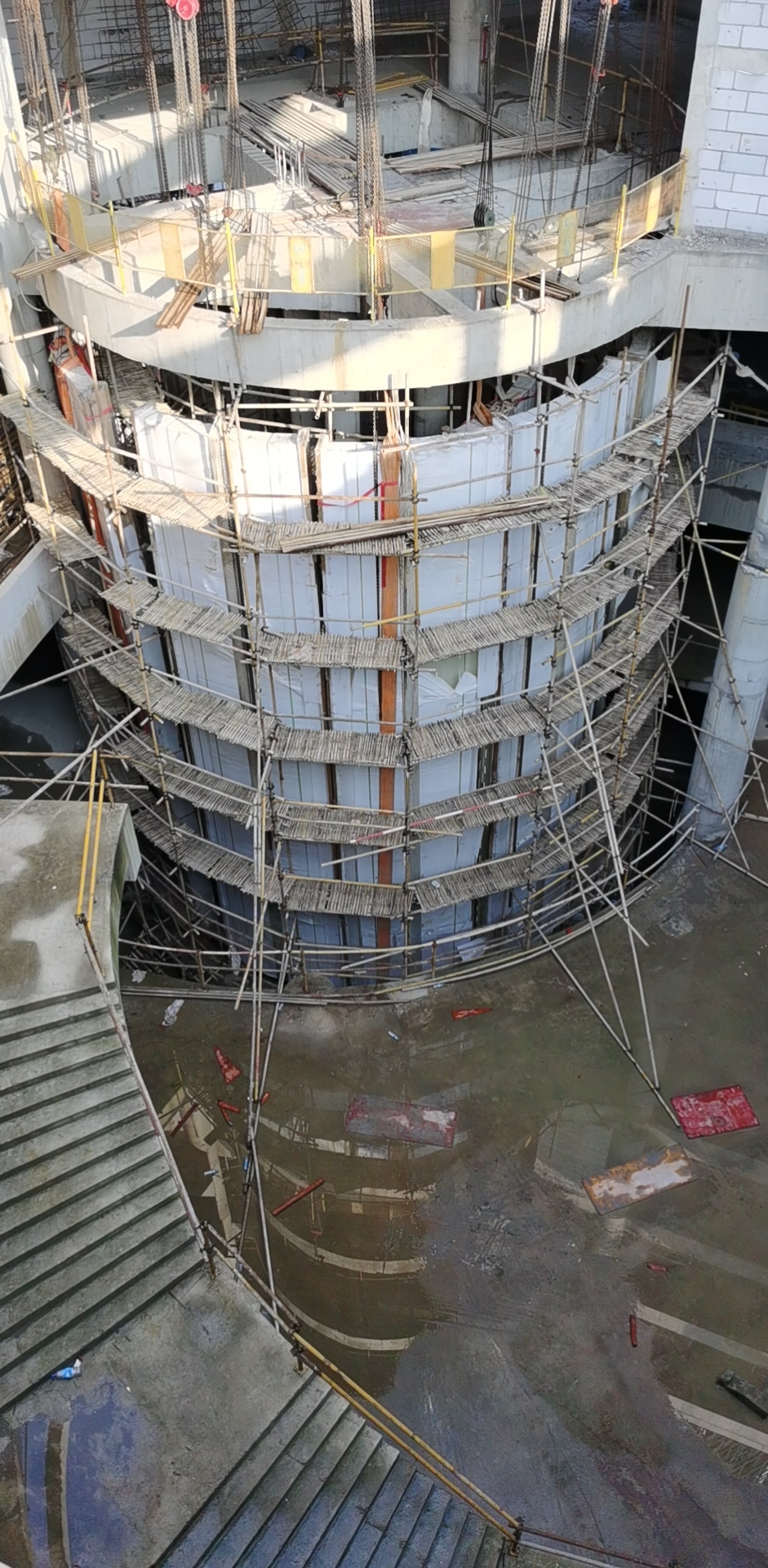 Acuario cil&iacute;ndrico de acr&iacute;lico - instalaci&oacute;n