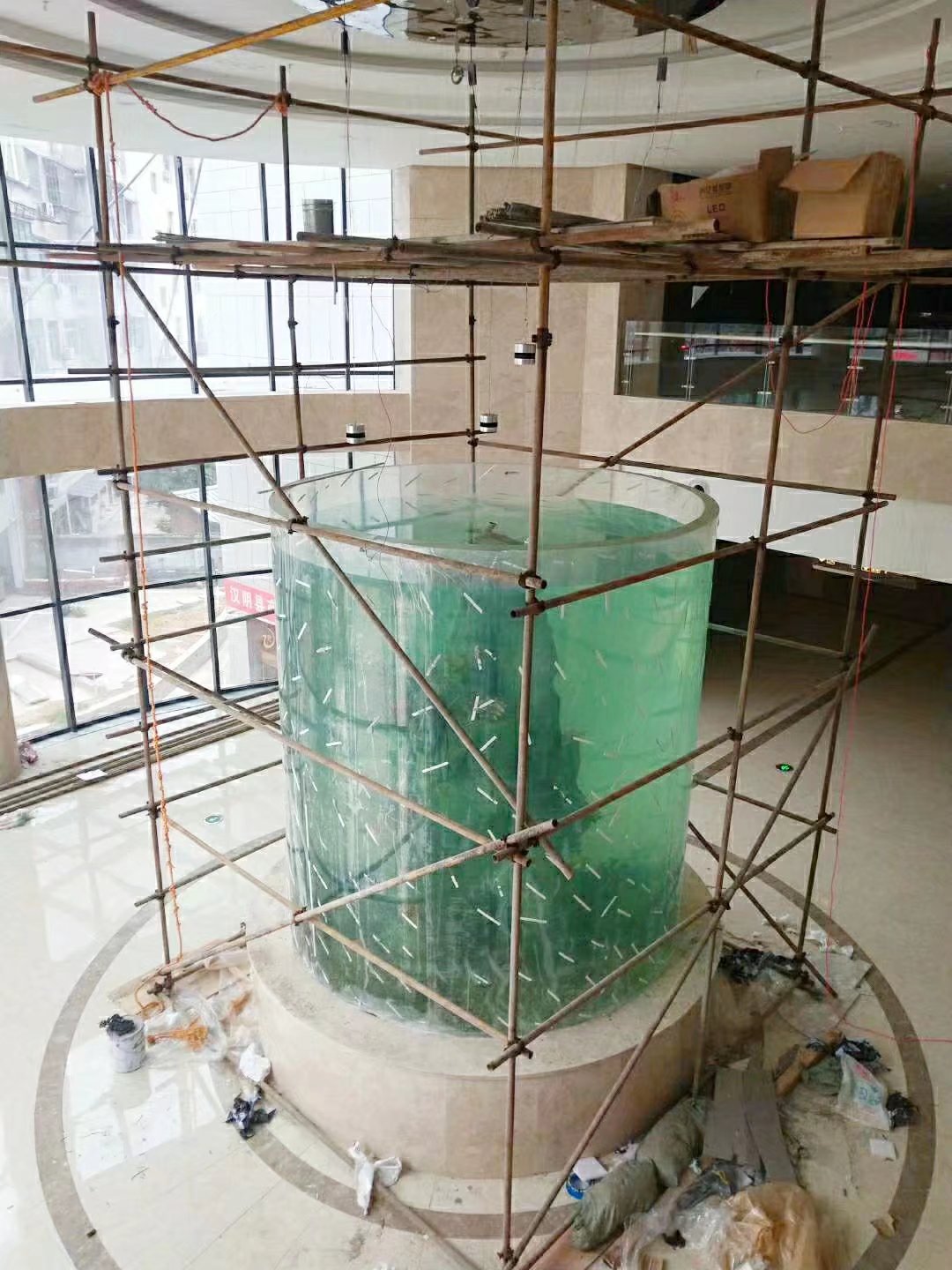 Acuario cil&iacute;ndrico acr&iacute;lico - instalaci&oacute;n