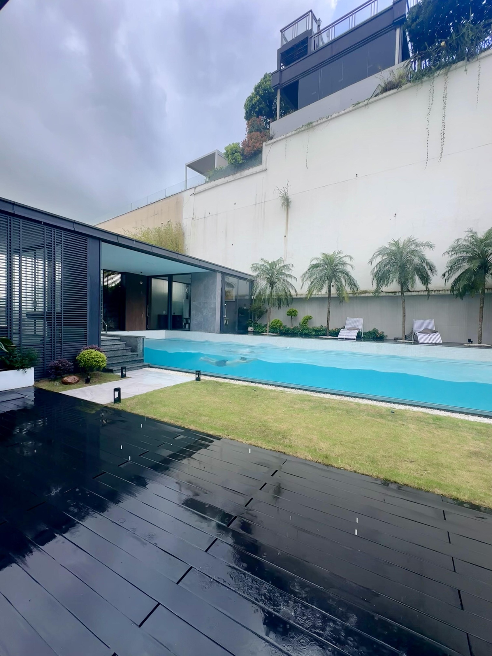 Diseños personalizados de piscinas acrílicas: el pináculo del sector inmobiliario de lujo