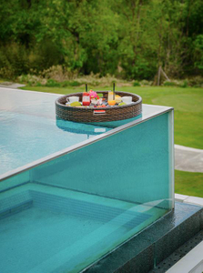 Transforme su oasis con piscinas de plexiglás acrílico a medida en el Medio Oriente