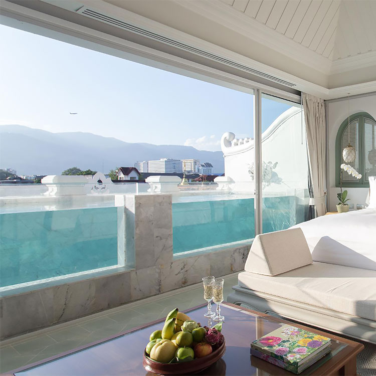 Las ventanas subacuáticas acrílicas le dan a su piscina una apariencia lujosa