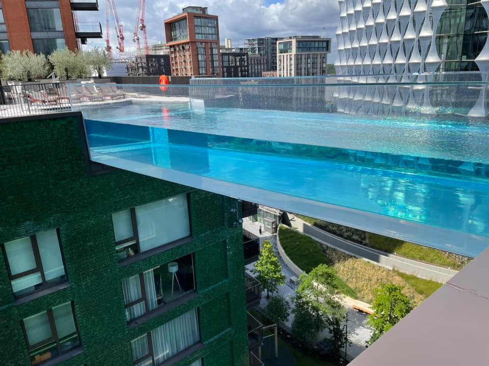 La brillantez del vidrio acrílico para piscinas