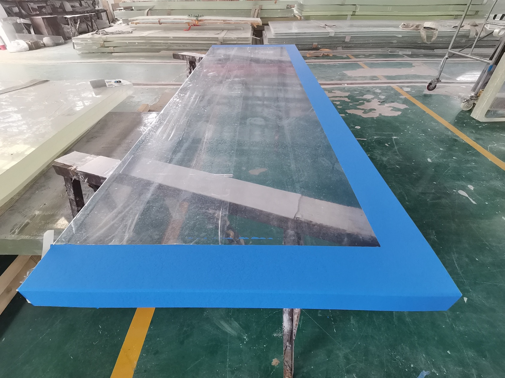 Cómo pintar paneles acrílicos para paredes de piscinas