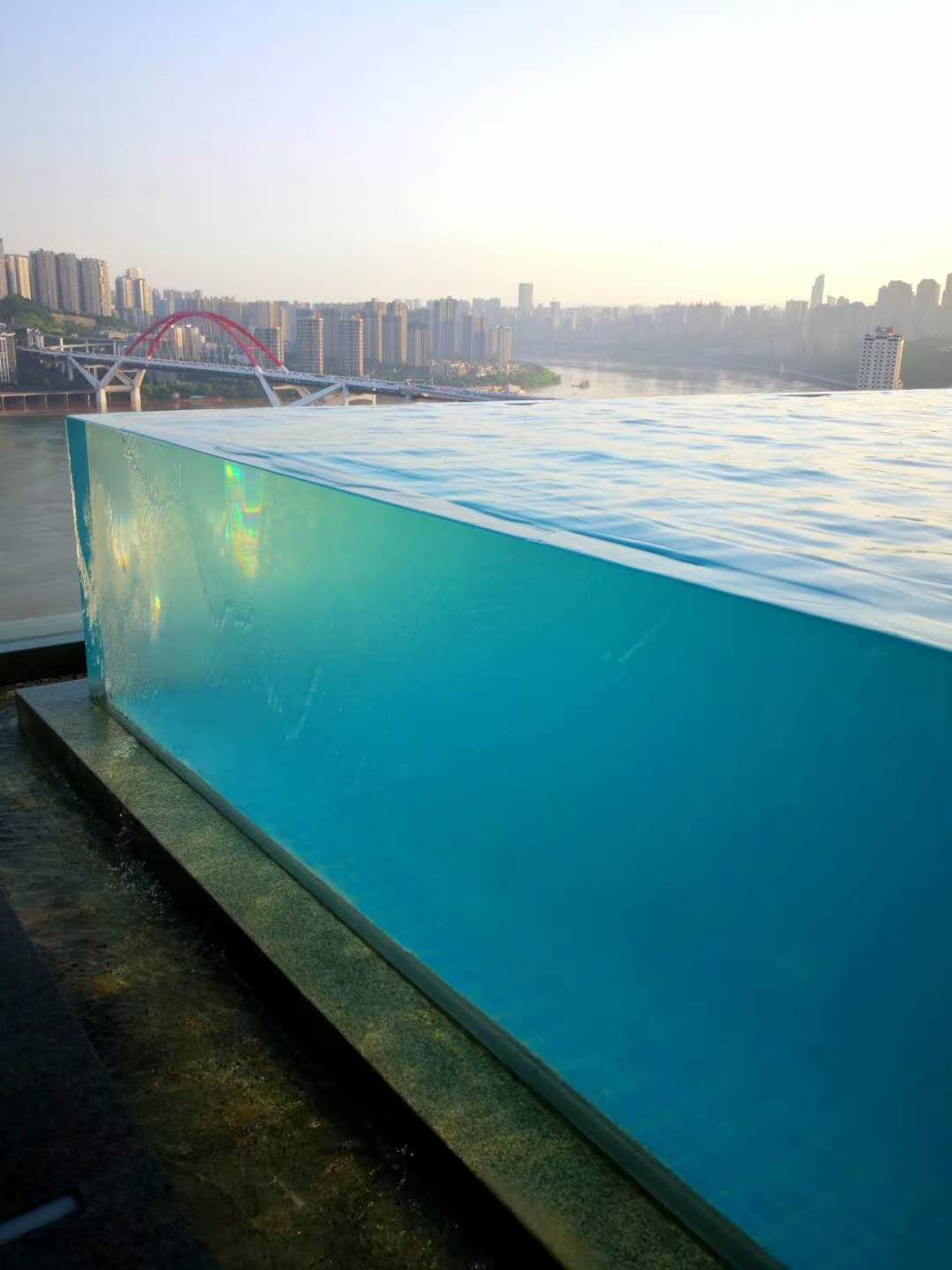 Transforme su oasis con piscinas de plexiglás acrílico a medida en el Medio Oriente
