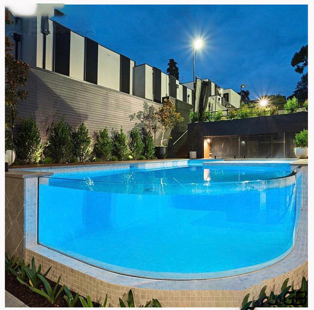 Curvos, sin costuras, atrevidos: paneles acrílicos personalizados para la forma de la piscina de sus sueños