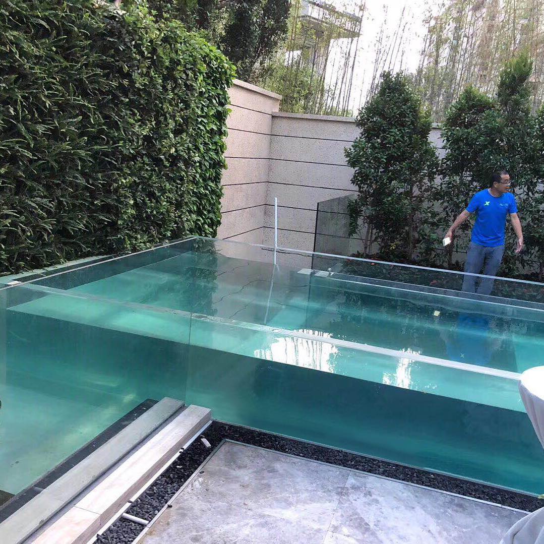 El borde liso de acrílico de la piscina brinda una vista perfecta - Leyu
